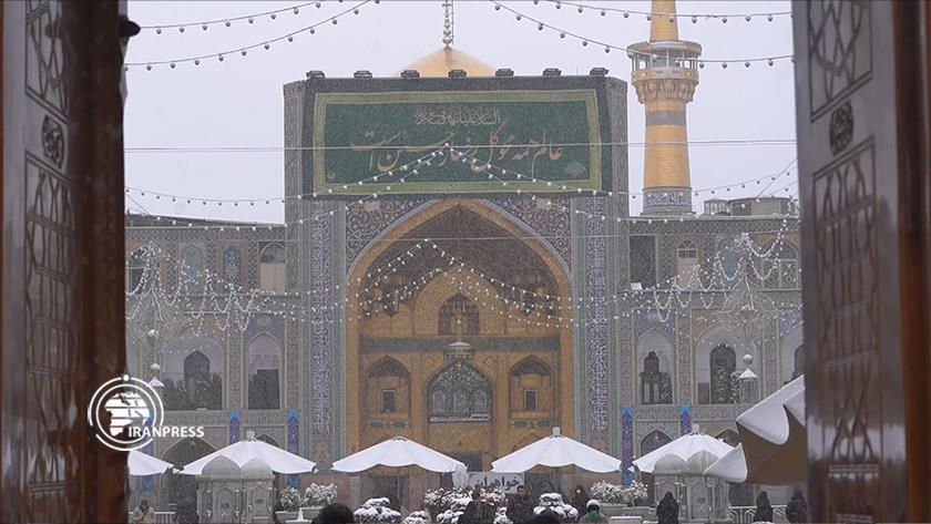 Iranpress: Snowfall in the holy shrine of Imam Reza (AS)