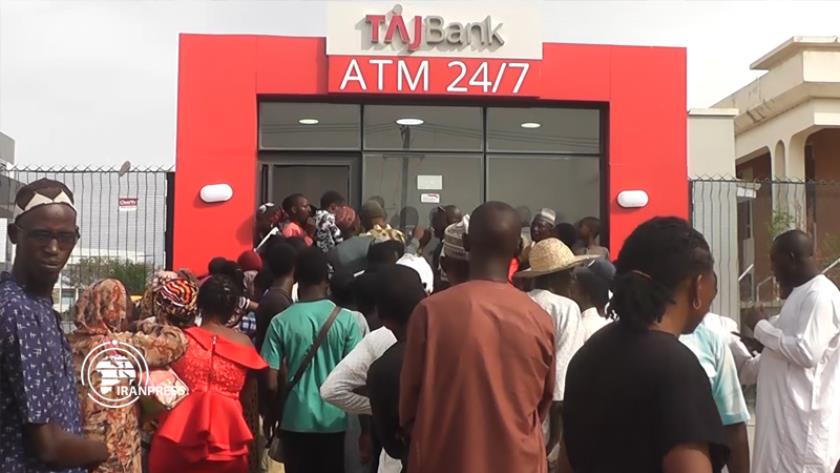 Iranpress: Nigerians decry continuous cash scarcity 