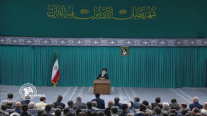 Iranpress: Quranic circle kicks off in presence of Leader on first day of Ramadan 