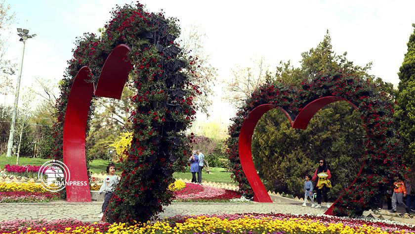 Iranpress: Beauty of Spring and Nowruz in Isfahan Flower Garden