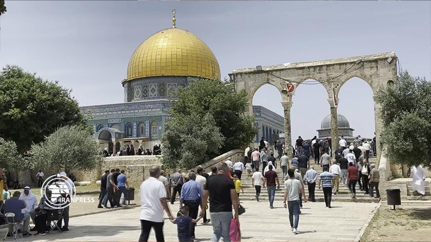 Iranpress: Thousands of Palestinians gather in Al-Aqsa Mosque