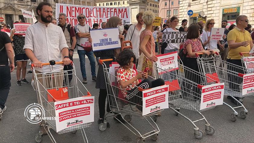 Iranpress: Italians take to streets with empty carts to protest against high costs of living