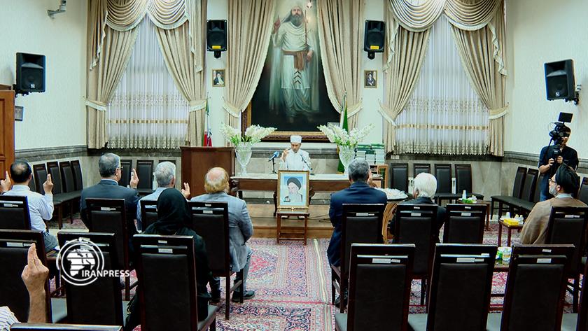 Iranpress: Armenians, Zoroastrians commemorate Imam Khomeini