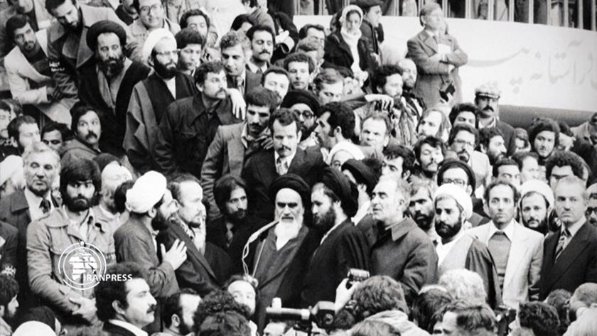 Iranpress: Imam Khomeini (RA); The Leader for all times
