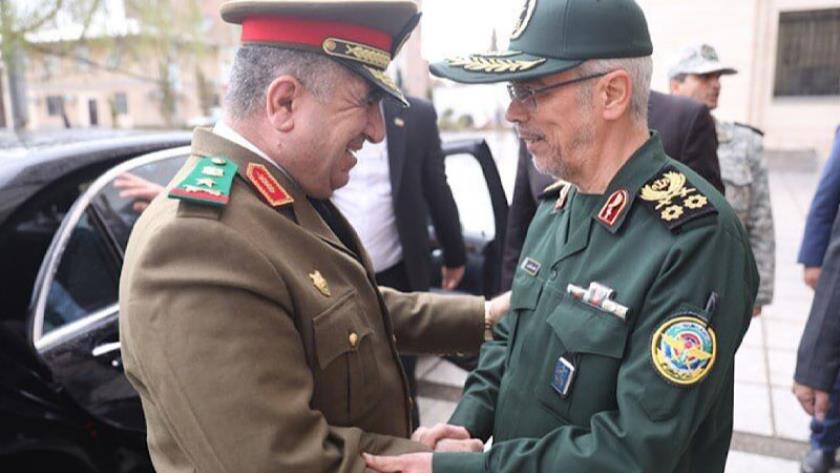 Iranpress: اللواء باقري يؤكد على تطوير التعاون العسكري بين إيران وسوريا