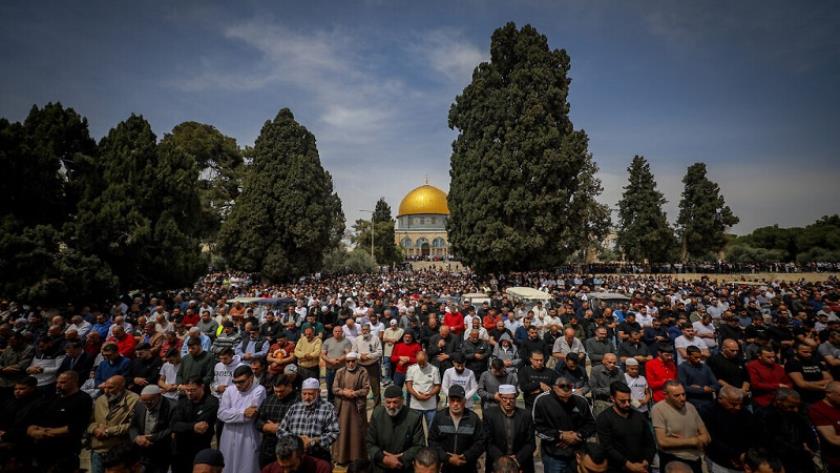 Iranpress: 30 ألف مصلٍّ أدّوا صلاة الجمعة في المسجد الأقصى المبارك