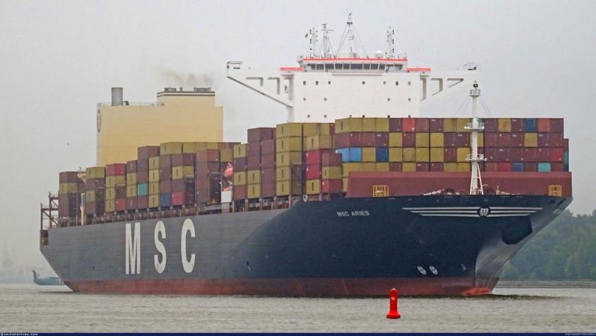 Iranpress: حرس الثورة الإسلامية يحتجز سفينة تجارية مرتبطة بالكيان الصهيوني في الخليج الفارسي