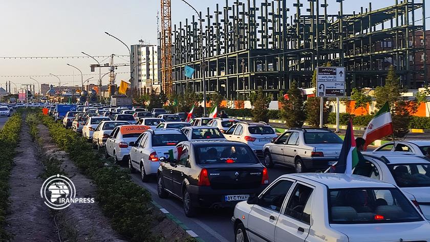 Iranpress: تنظيم مسيرة بالسيارات في قم دعمًا للهجوم على إسرائيل 