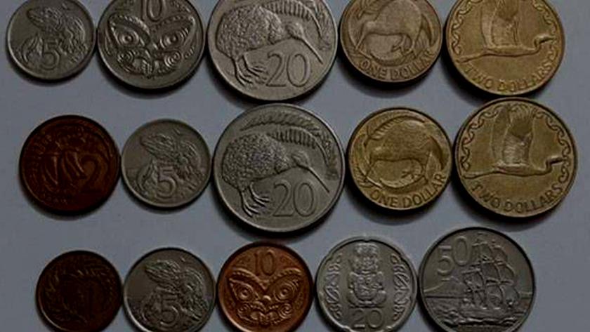 ایران برس: إهداء مجموعة من العملات المعدنية المعاصرة من مختلف البلدان إلى المتحف الرضوي
