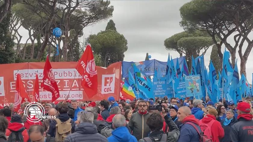 Iranpress: آلاف الإيطاليين يتظاهرون ضد الحكومة