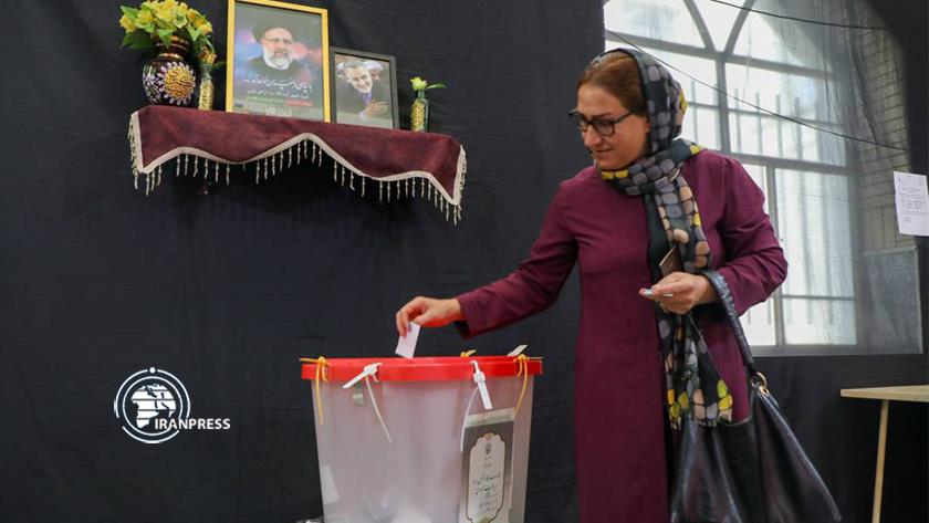 Iranpress: لجنة الانتخابات: تمديد الاقتراع في الانتخابات الرئاسية حتى الساعة 20 مساءً