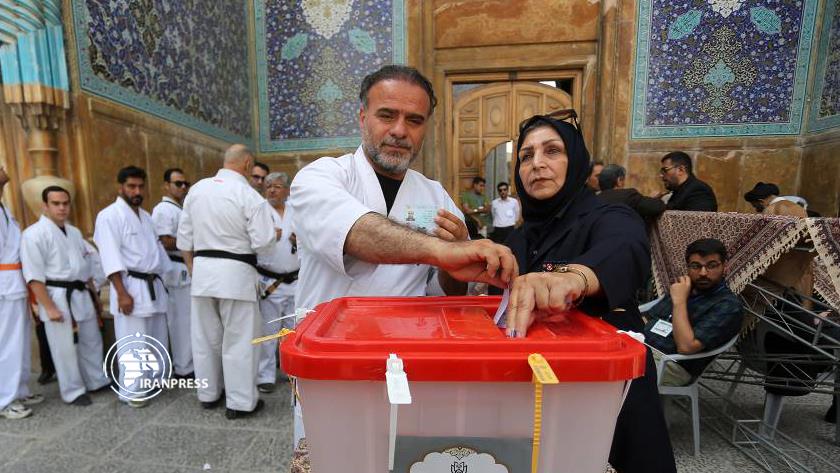 Iranpress: تمديد فترة التصويت في الانتخابات الرئاسية الإيرانية لساعتين إضافيتين