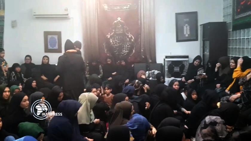 Iranpress: مراسم العزاء الحسيني في الليلة السادسة من شهر محرم في ماليزيا + فيديو