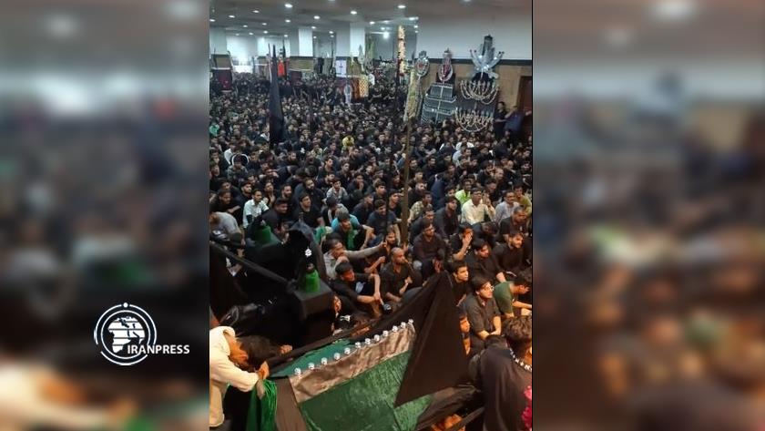 Iranpress: شباب مومباي يذرفون الدموع حدادا على الامام الحسين (ع) + فيديو