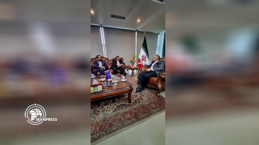 Iranpress: لقاء بين مدير الشؤون الدولية بالتلفزيون الإيراني والسفير الإيراني لدى بانكوك