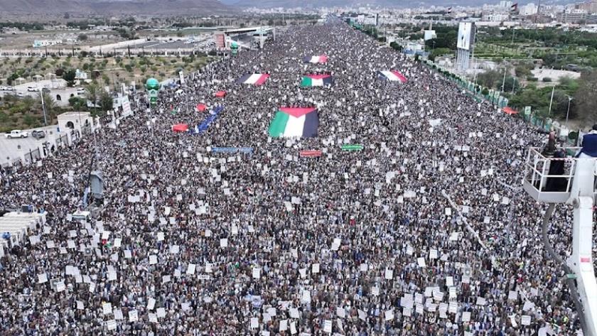 Iranpress: شاهد بالفيديو...مسيرات مليونية في اليمن انتصاراً للشعب الفلسطيني في غزة