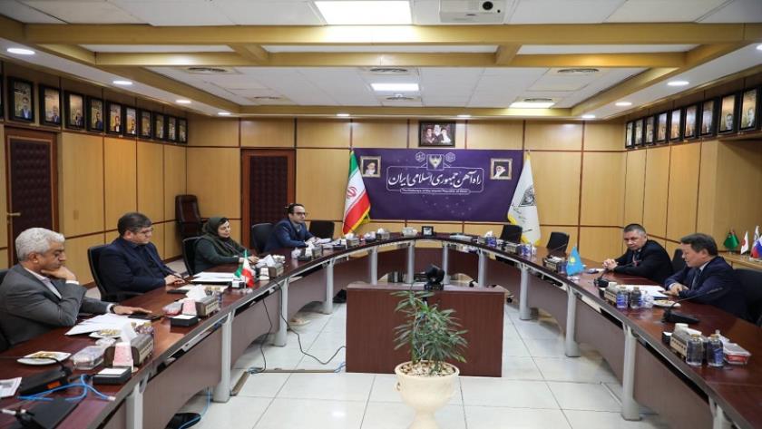 Iranpress: السفير الكازاخي: سكك الحديد الإيرانية هي الأكثر أمانًا لنقل السلع إلى المياه الدولية