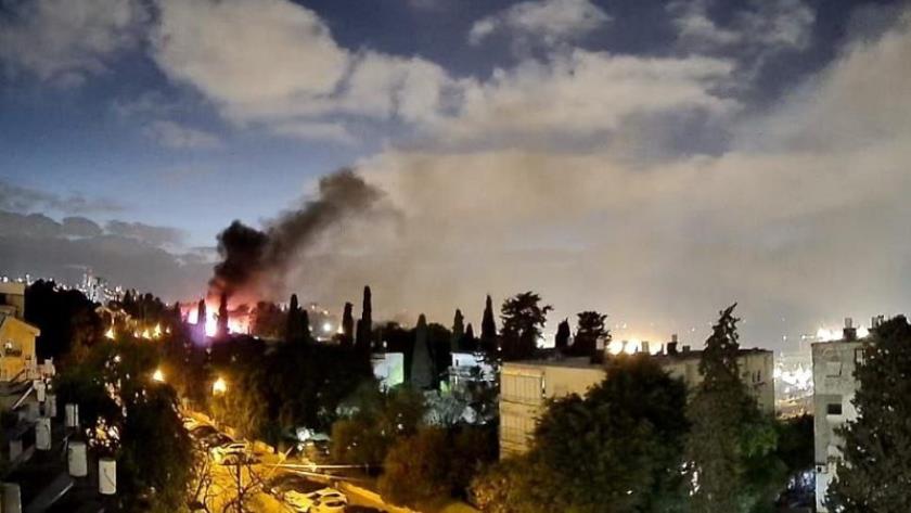 Iranpress: سقوط صواريخ في حيفا وتل أبيب 