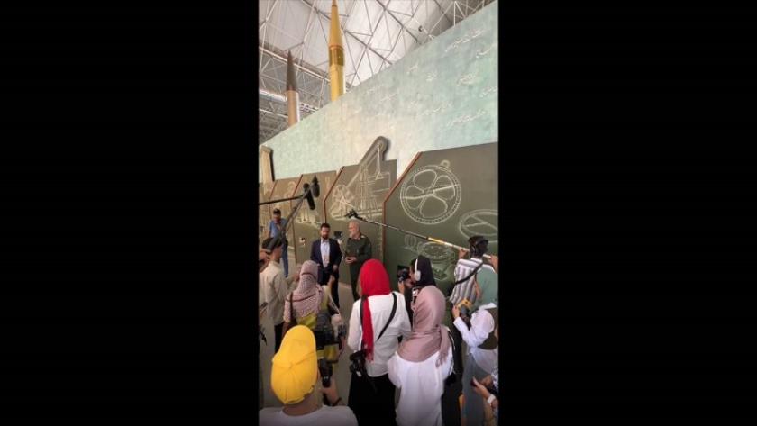 Iranpress: زيارة الصحفيين الدوليين للحديقة الوطنية للجو والفضاء بطهران 