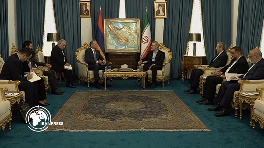Iranpress: أمين مجلس الأمن الأرميني يلتقي بـ علي لاريجاني في طهران