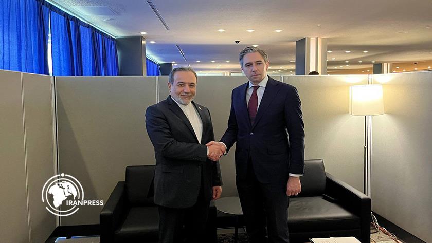 Iranpress: لقاء بين وزيري الخارجية الإيراني والإيرلندي لبحث العلاقات الثنائية والملف النووي 