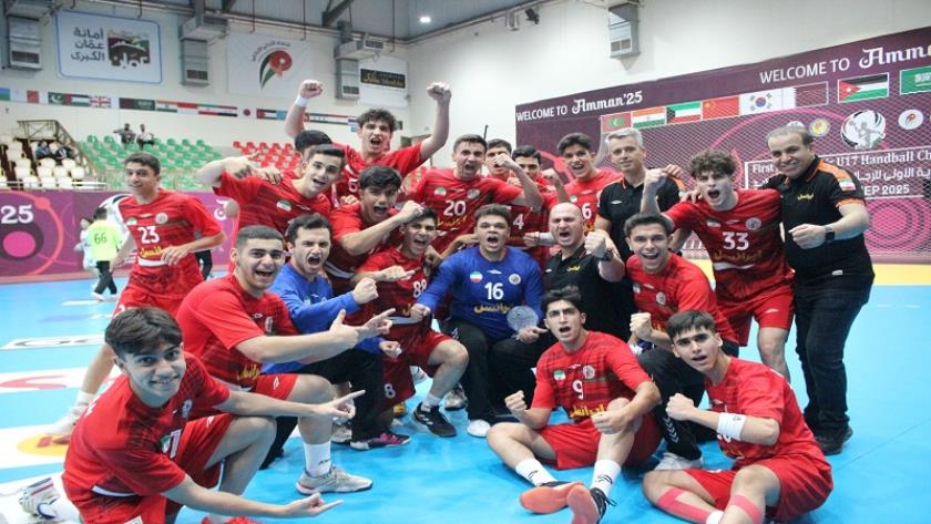 Iranpress: منتخب إيران لكرة اليد للناشئين يتوّج باللقب في البطولة الآسيوية بالأردن