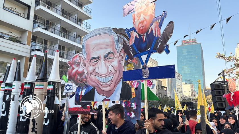 Iranpress: انطلاق مسيرات 13 آبان في إيران: غضب شعبي ضد جرائم أمريكا والكيان الصهيوني + صور