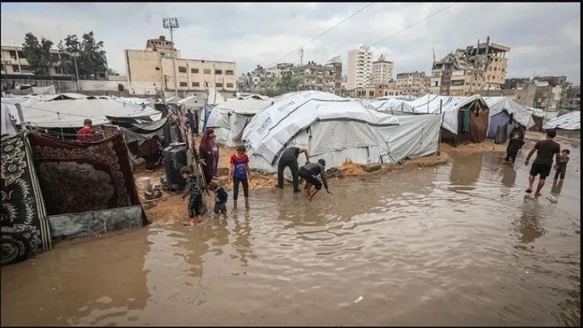 Iranpress: غزة تحت أمطار إعصار بايرون: النازحون يبحثون عن مأوى