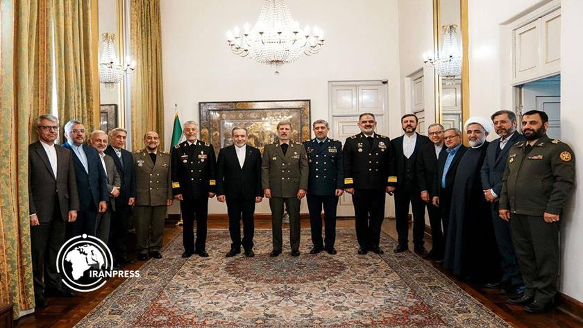 Iranpress: اجتماع قادة الجيش في وزارة الخارجية لمناقشة التعاون بين الدبلوماسية والميدان