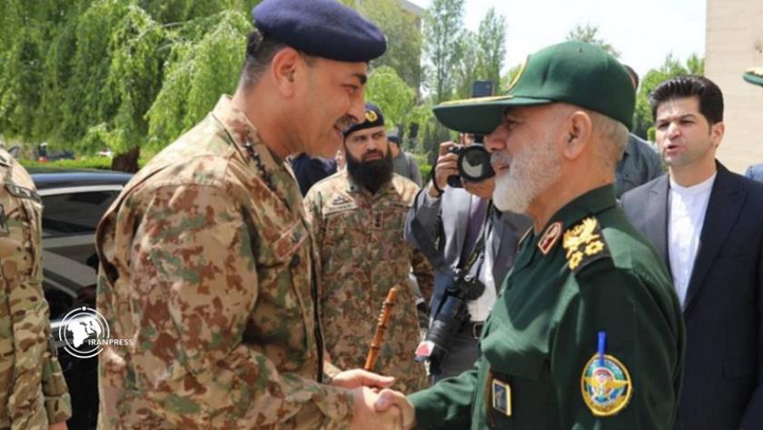 Iranpress: قائد مقر خاتم الأنبياء (عليه السلام) المركزي يستقبل قائد الجيش الباكستاني