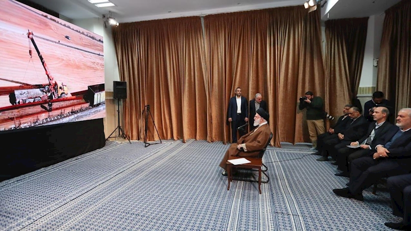 Iranpress: رهبر انقلاب از نمایشگاه توانمندی‌های تولید ایرانی بازدید کردند
