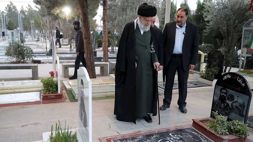 Iranpress: رهبر انقلاب در حرم مطهر امام راحل و گلزار شهدای بهشت زهرا (س) حضور یافتند