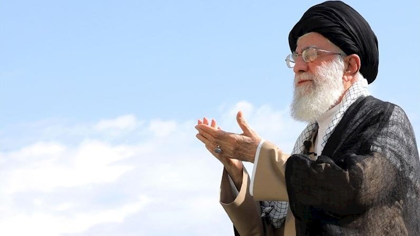 Iranpress: اقامه نماز عید سعید فطر به امامت رهبر معظم انقلاب اسلامی| پخش زنده از ایران پرس