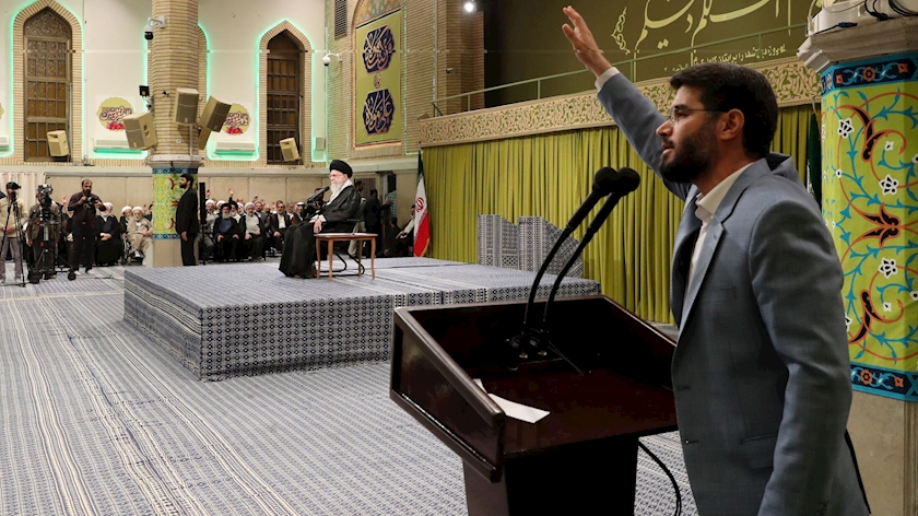 Iranpress: مدیحه‌سرایی مثیم مطیعی قبل از آغاز سخنرانی رهبر انقلاب در دیدار هزاران نفر از مردم