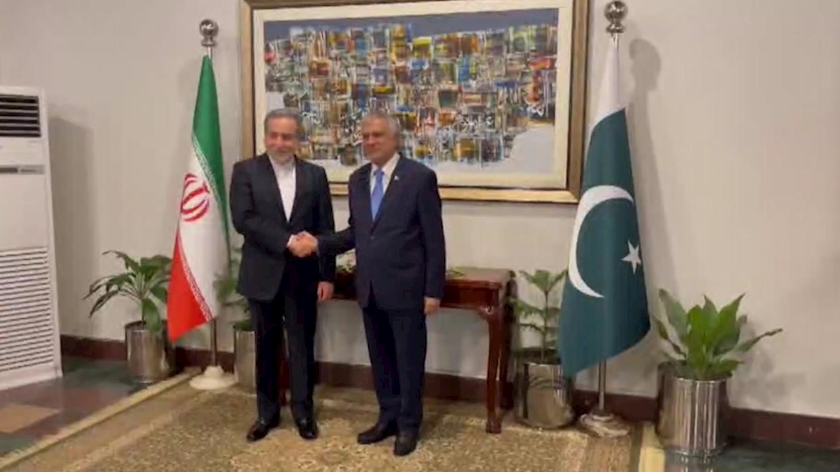 Iranpress: نشست وزیران امور خارجه ایران و پاکستان در اسلام آباد