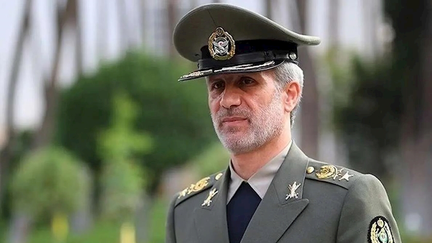 Iranpress: سرلشکر حاتمی: ارتش انقلابی تا آخرین نفس از تمامیت ارضی ایران محافظت می کند