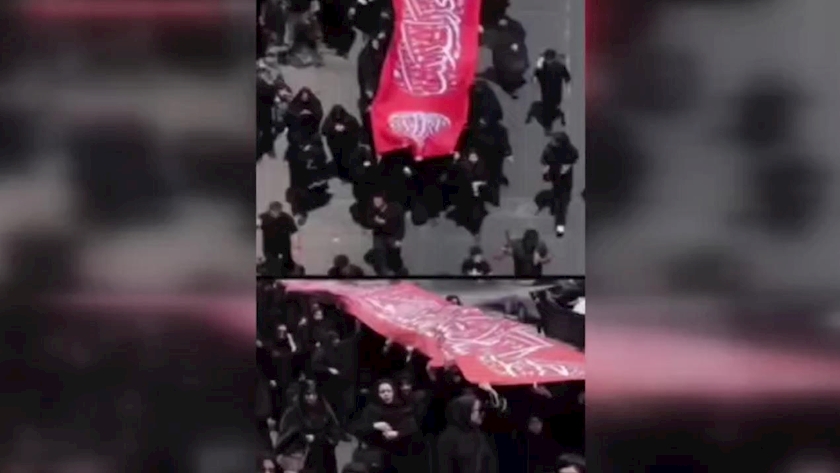 Iranpress: حمل بیرق ۱۰۰ متری در زینبیه اعظم کاشان