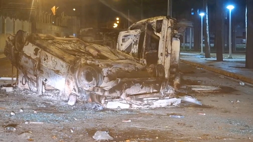 Iranpress: تصاویری از تخریب اموال عمومی در شاهین شهر توسط اغتشاشگران 