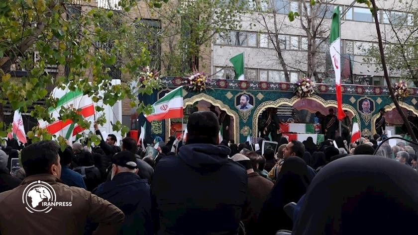 Iranpress: وداع مردم پایتخت با لاله‌های مدافع امنیت 