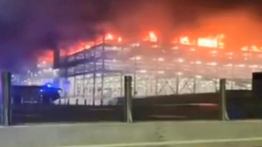 Iranpress: آتش‌سوزی گسترده در فرودگاه لوتون لندن