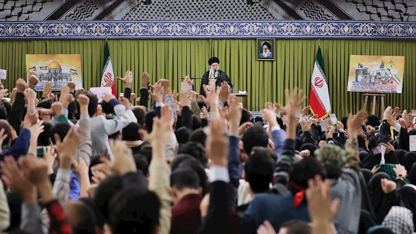 Iranpress: ببینیدِ هم‌خوانی حماسی دانش‌آموزان در دیدار رهبر انقلاب