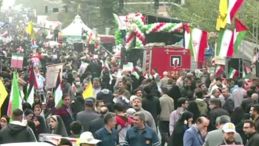 Iranpress: آغاز مراسم و راهپیمایی روز دانش آموز