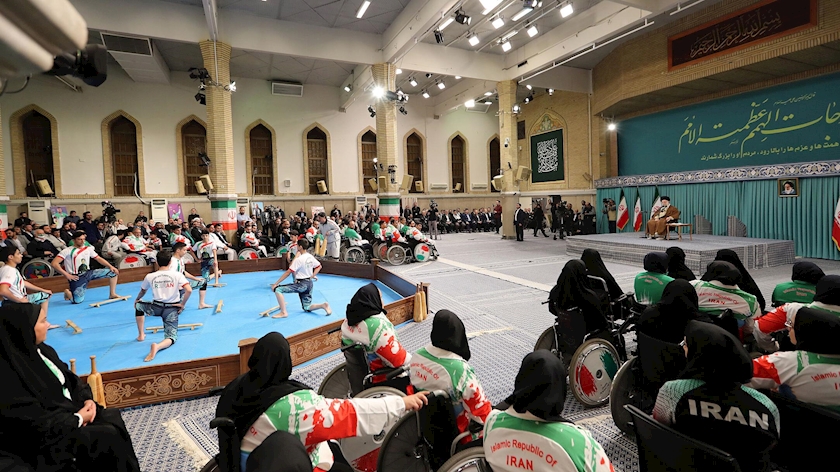 Iranpress: ببینید: اجرای حرکات ورزش باستانی در حضور رهبر معظم انقلاب اسلامی