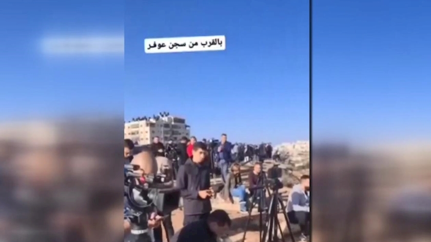 Iranpress: حضور خبرنگاران در نزدیکی زندان عوفر برای آزادی اولین گروه اسرا فلسطینی