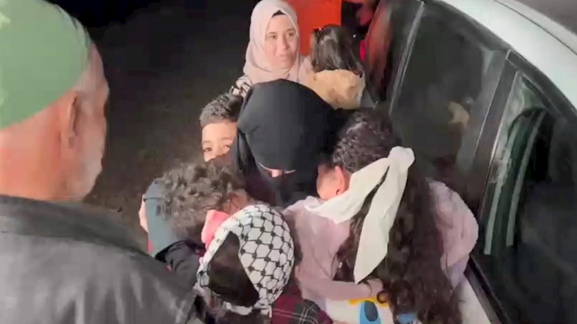 Iranpress:  لحظه دیدار اسیر زن فلسطینی با فرزندانش