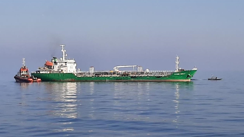Iranpress:  توقیف نفتکش حامل سوخت قاچاق توسط نیروی دریایی سپاه