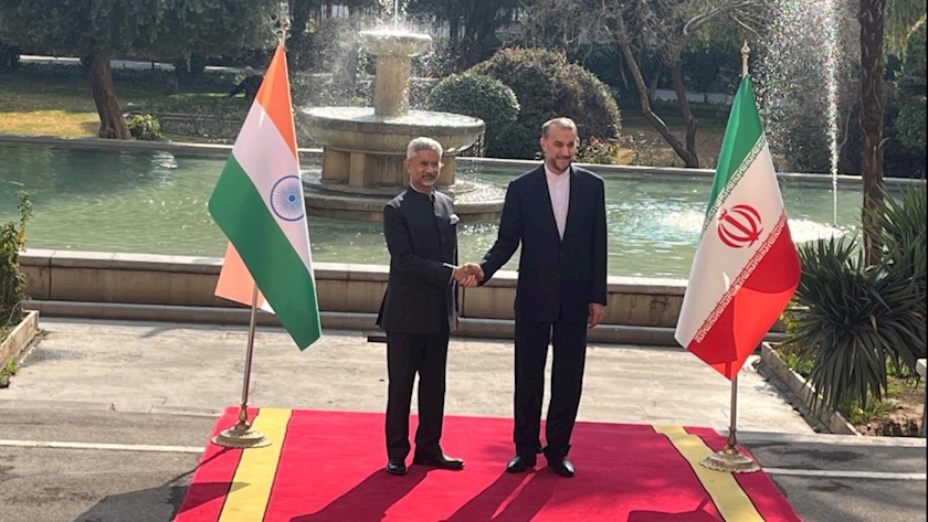 Iranpress: استقبال وزیر امورخارجه از همتای هندی خود