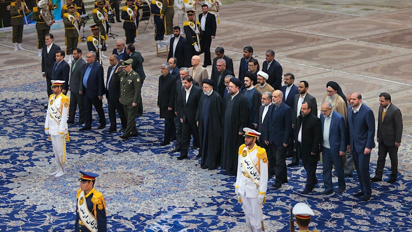 Iranpress: تجدید میثاق رئیس جمهور و اعضای هیات دولت با آرمان‌های بنیانگذار کبیر انقلاب اسلامی