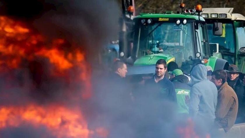 Iranpress: فرانسه در چالش؛ اعتراضات گسترش می یابد