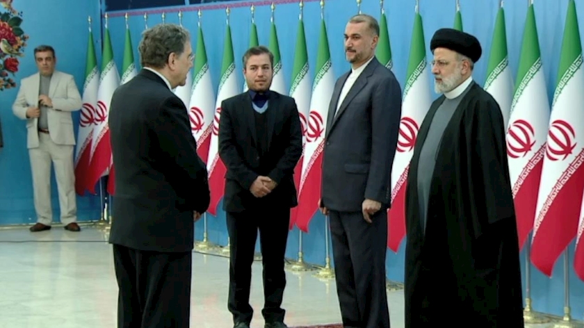Iranpress: تبریک سفرا مقیم ایران به رئیس جمهور به مناسبت فرار رسیدن سالروز پیروزی انقلاب اسلامی 